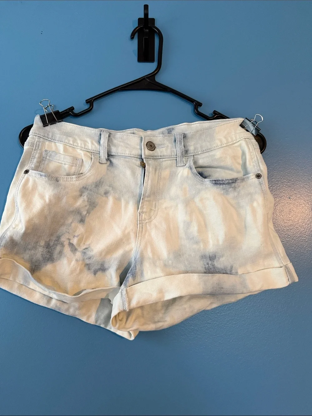 Old Navy Mid Rise Boyfriend size 2 Light Blue Tie-Dye Women's Denim Shorts
